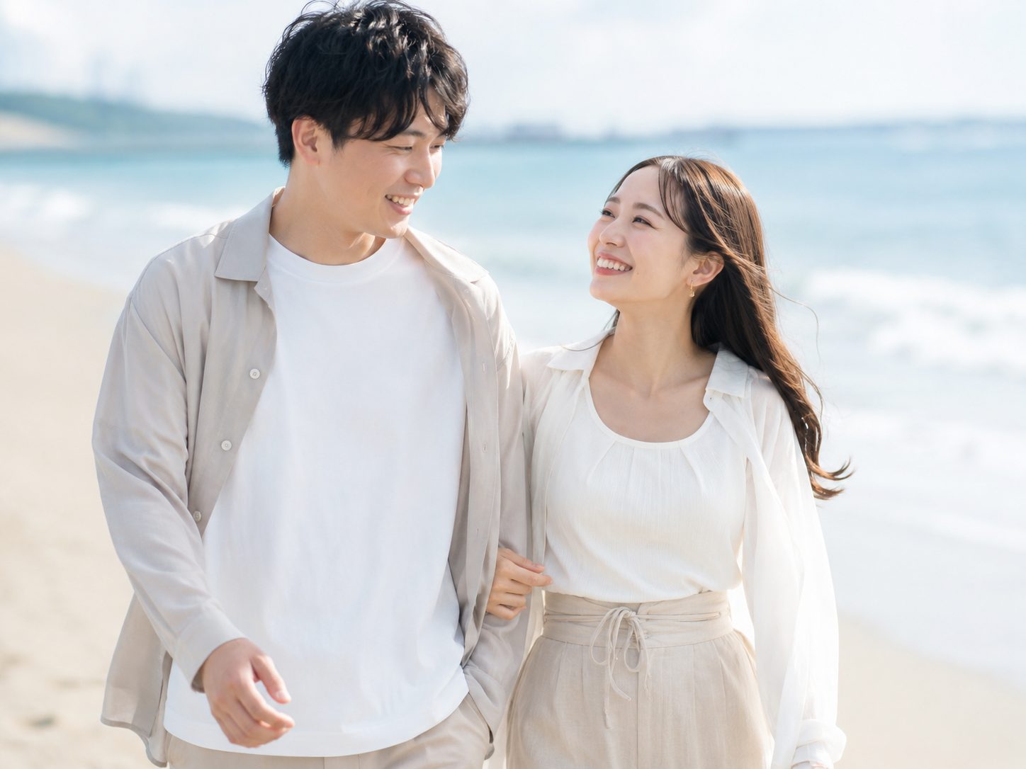 ビーチで笑顔のご結婚されたおふたり